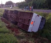 onibus-com-trabalhadores-tomba-na-br-101-e-acidente-deixa-pelo-menos-9-pessoas-feridas-durante-a-manha-desta-terca-feira