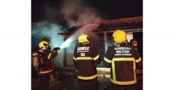 incendio-durante-a-noite-destroi-quase-metade-de-casa-em-imbituba,-mobilizando-bombeiros