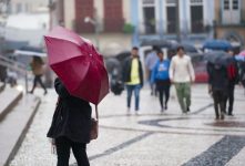 fortes-rajadas-de-vento-devem-atingir-sc-nesta-segunda-feira;-veja-previsao