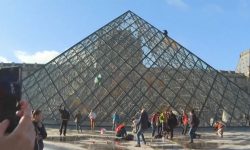 ativista-ambiental-escala-piramide-do-louvre-em-paris