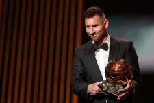 messi-conquista-bola-de-ouro-da-france-football-pela-oitava-vez