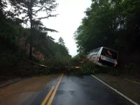 deslizamento-de-terra-atinge-onibus-em-alfredo-wagner-(sc)