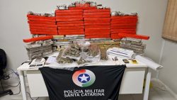 casal-e-preso-com-mais-de-80-kg-de-maconha-em-florianopolis