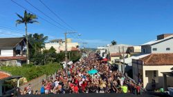 bloco-da-pracinha-arrasta-multidao-de-150-mil-pessoas-em-laguna,-diz-organizacao