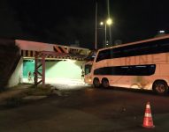 onibus-colide-contra-viaduto-e-deixa-passageiros-feridos em-sc